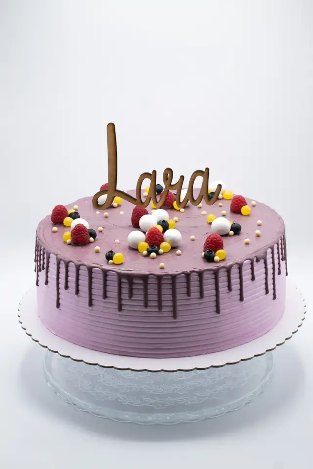 Tarta de cumpleaños personalizada con nombre, frutos rojos y drip de chocolate