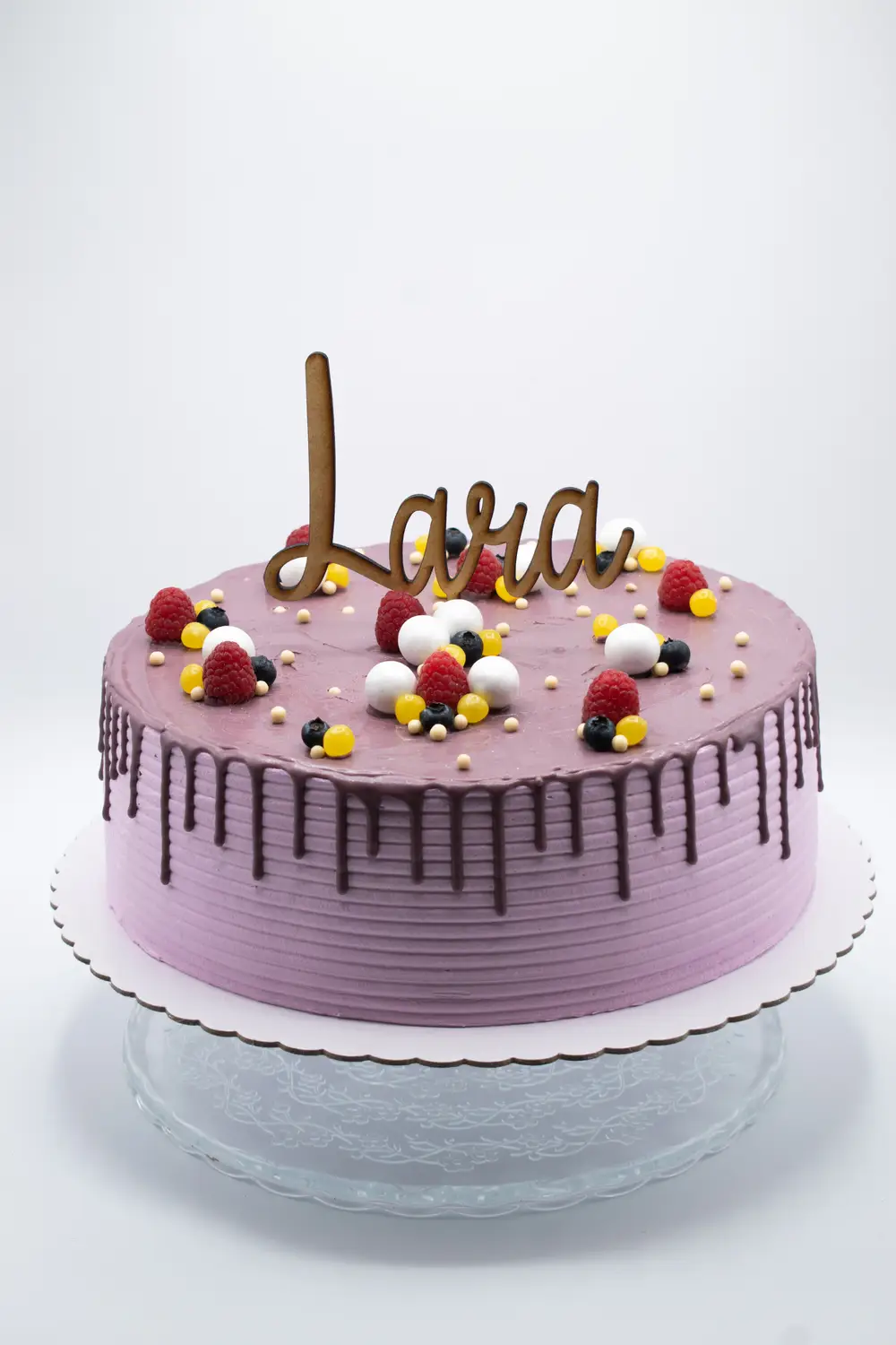 Tarta de cumpleaños personalizada con nombre, frutos rojos y drip de chocolate